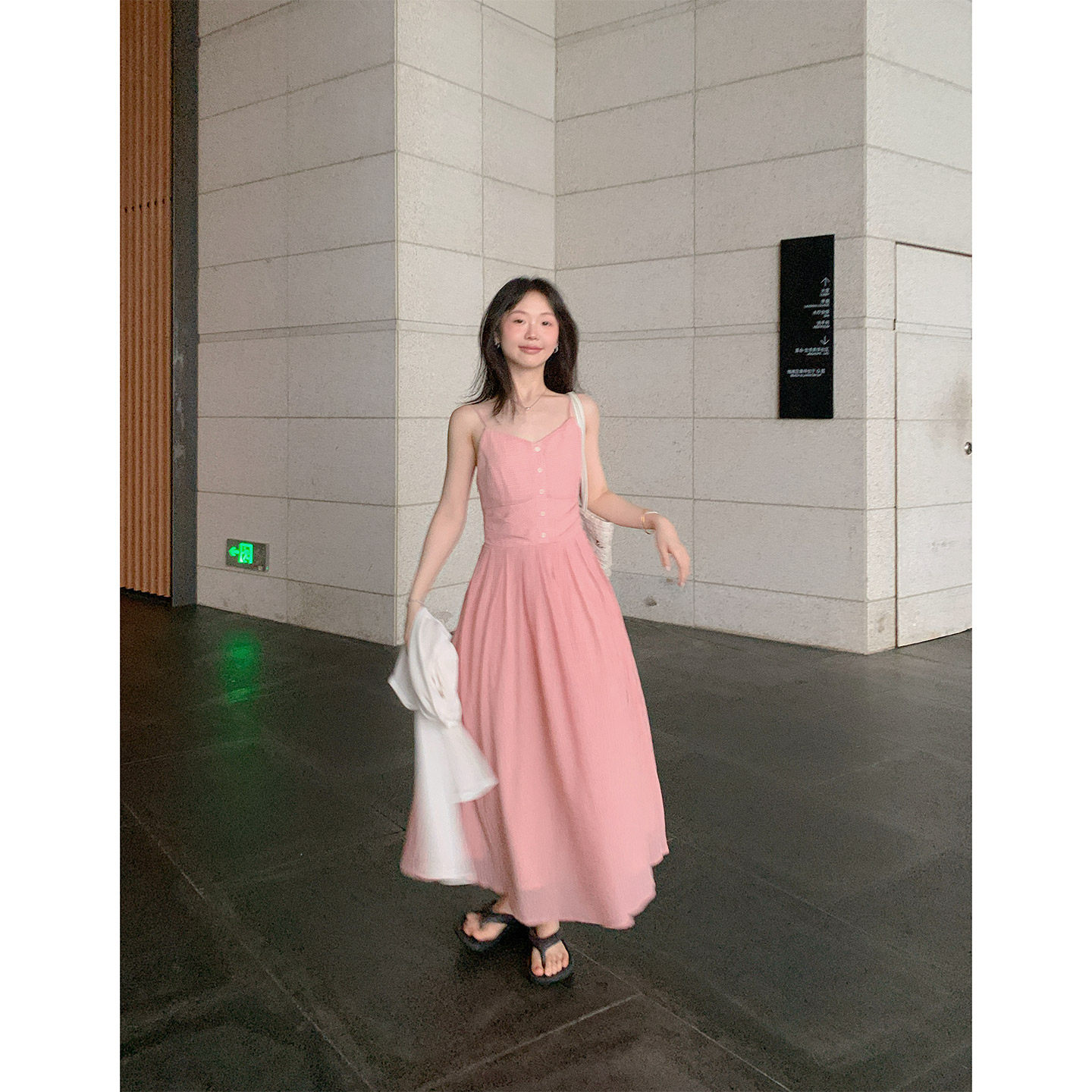 一三良品小个子 粉色格子吊带连衣裙女夏V领法式收腰棉麻度假长裙