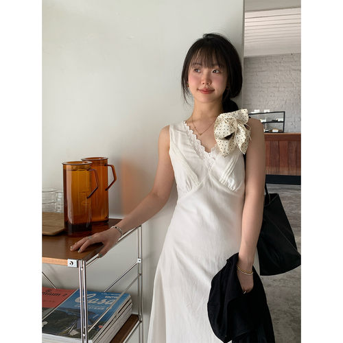 收腰刺绣蕾丝花边v领无袖连衣裙