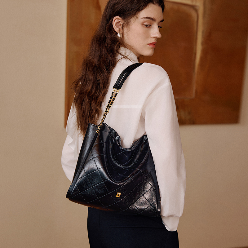 ELLE女包2025新款菱格抽绳松软单肩包斜挎包高级感时尚通勤手提包