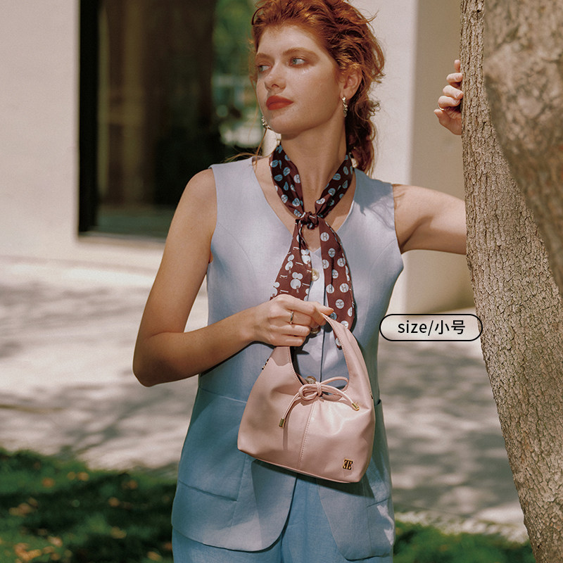 ELLE女包2026新款软身堆堆包购物垃圾袋大容量单肩通勤腋下托特包