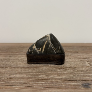 天然灵璧石彩磬小禅山精品手把件 书桌茶桌书架原石头摆件带底座
