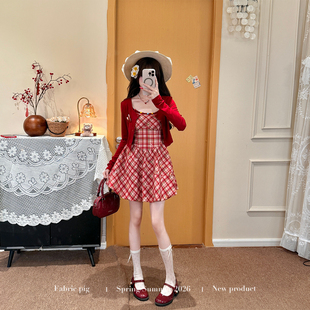 织物猪 红格木马 甜美风红色格纹吊带连衣裙女早春温柔感花苞短裙