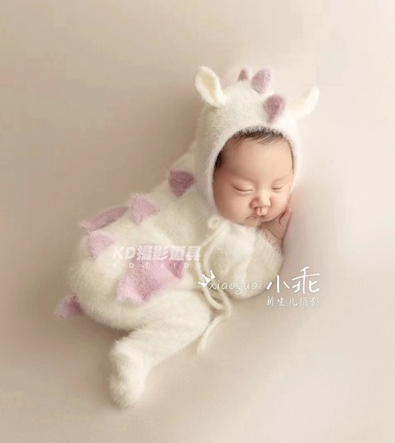 新生儿满月宝宝婴儿小奶龙摄影服装连体爬服拍照照相影楼道具