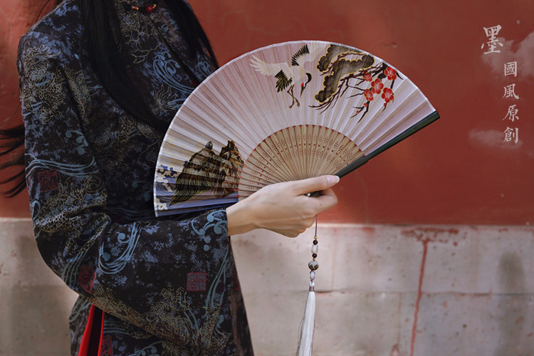 MOJIA의 신제품 CRANE DANCE 오리지널 크레인과 소나무 골동품 스타일 모조 실크 대나무 부채 부채 술 팬 펜던트