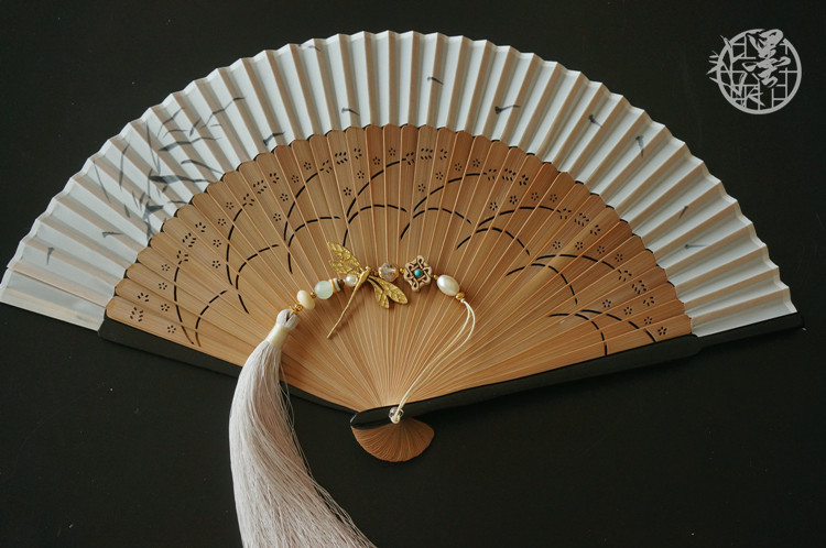 MOYUGE FENG NONG 신제품 오리지널 골동품 스타일 중공 잠자리 춤 부채 대나무 팬 술 HANFU