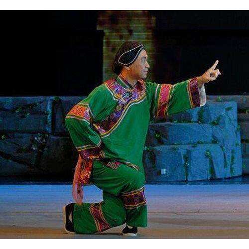 戏曲古装演出中老年地主婆