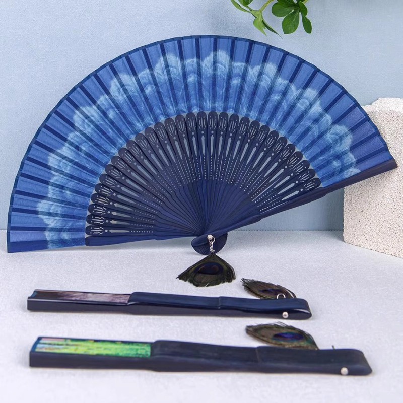 中国风扇子孔雀扇专用丝绸舞蹈扇女式折扇夏天便携绫绢扇高端礼物