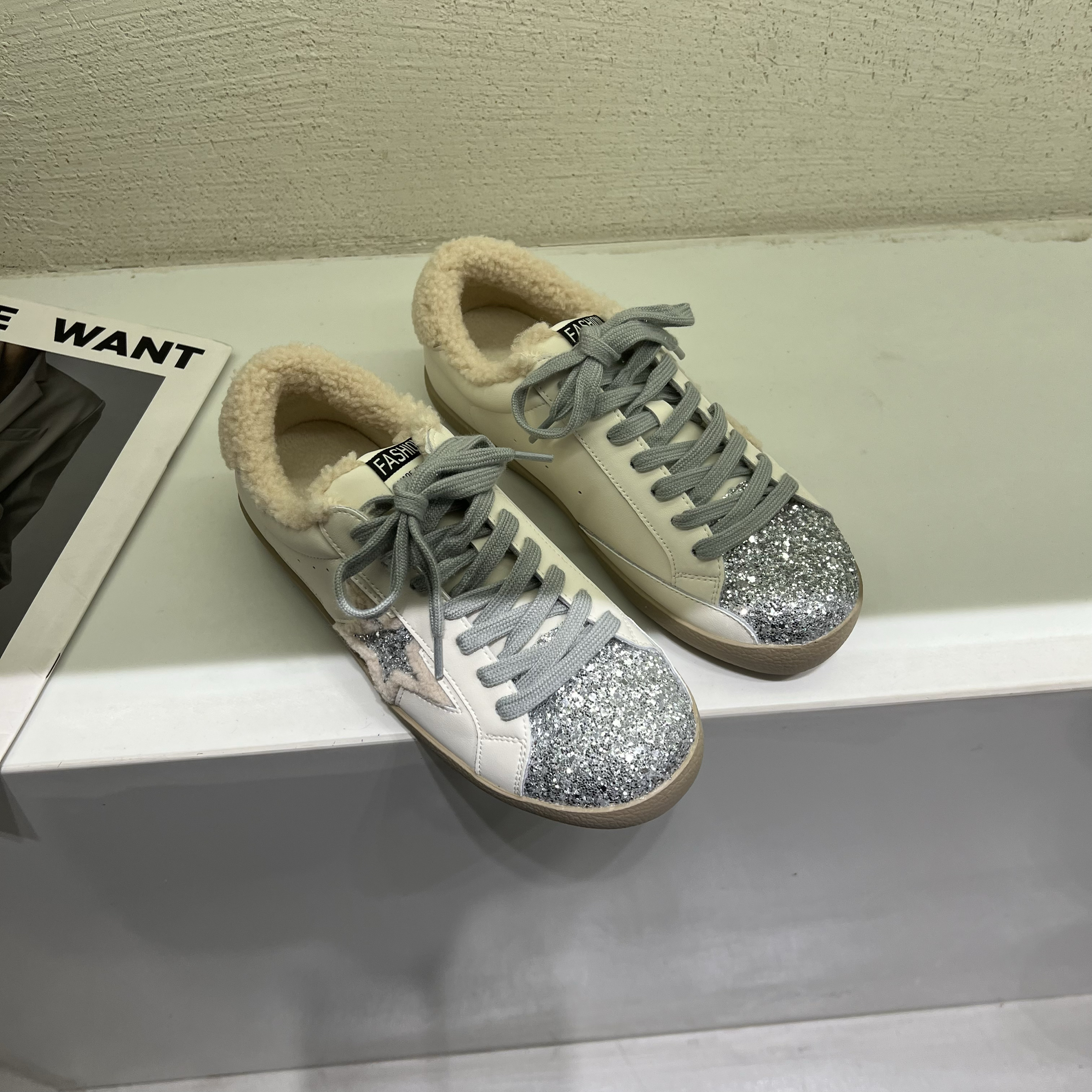 韩版亮片星星小白鞋女2025冬季加绒保暖棉鞋休闲百搭舒适毛毛板鞋