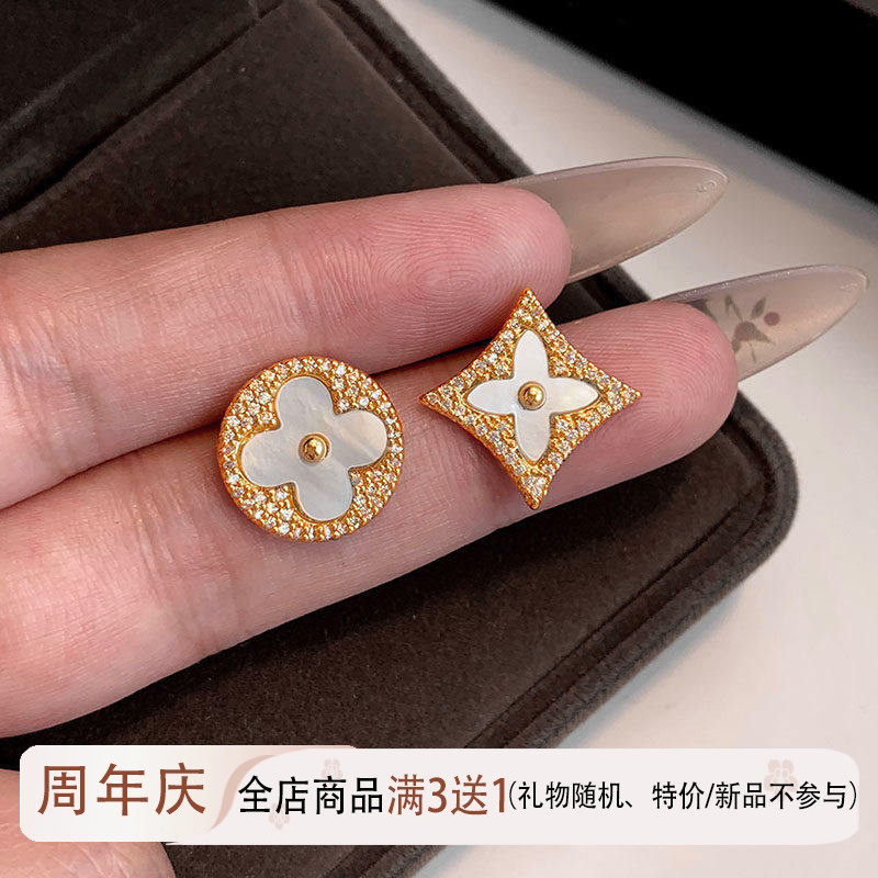 法式四叶草耳钉气质金色花朵耳饰海边时尚不对称轻奢天然贝母耳环,饰品/流行首饰/时尚饰品新,耳钉,淘宝优惠券,粉丝福利购,淘宝优惠卷