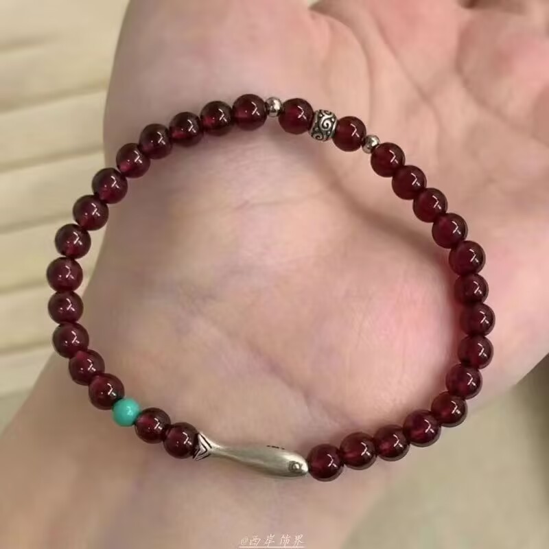 新中式好运锦鲤浓郁酒红转运石榴石本命年手链中式国风手串串珠