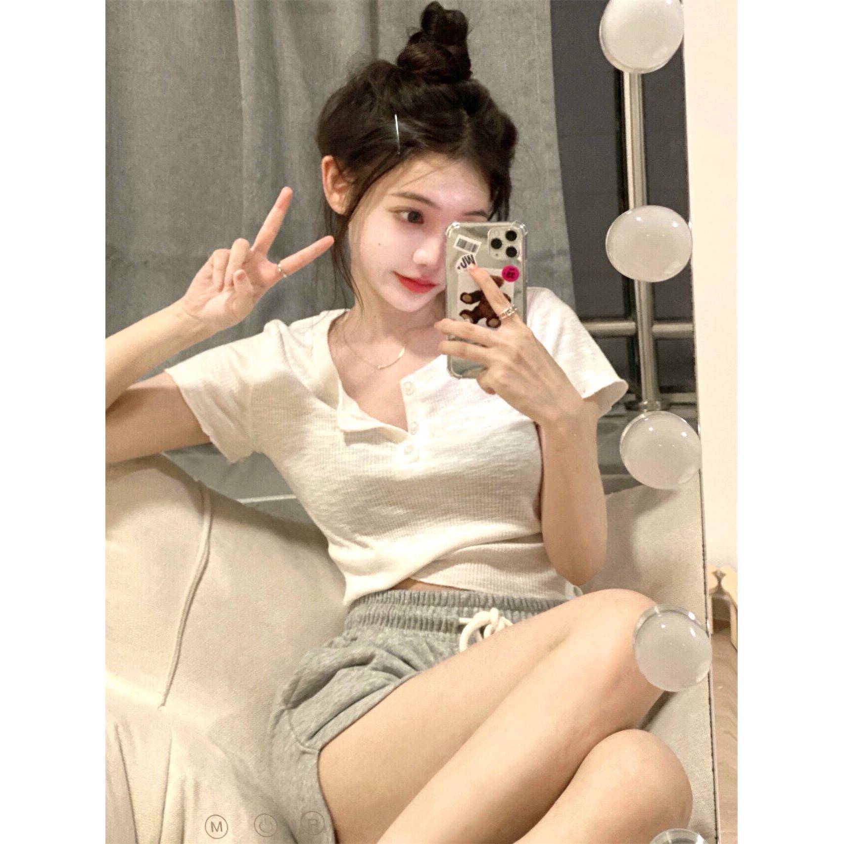 别致b短款白色正肩短袖t恤女夏季纯欲设计感小众修身纽扣上0629r