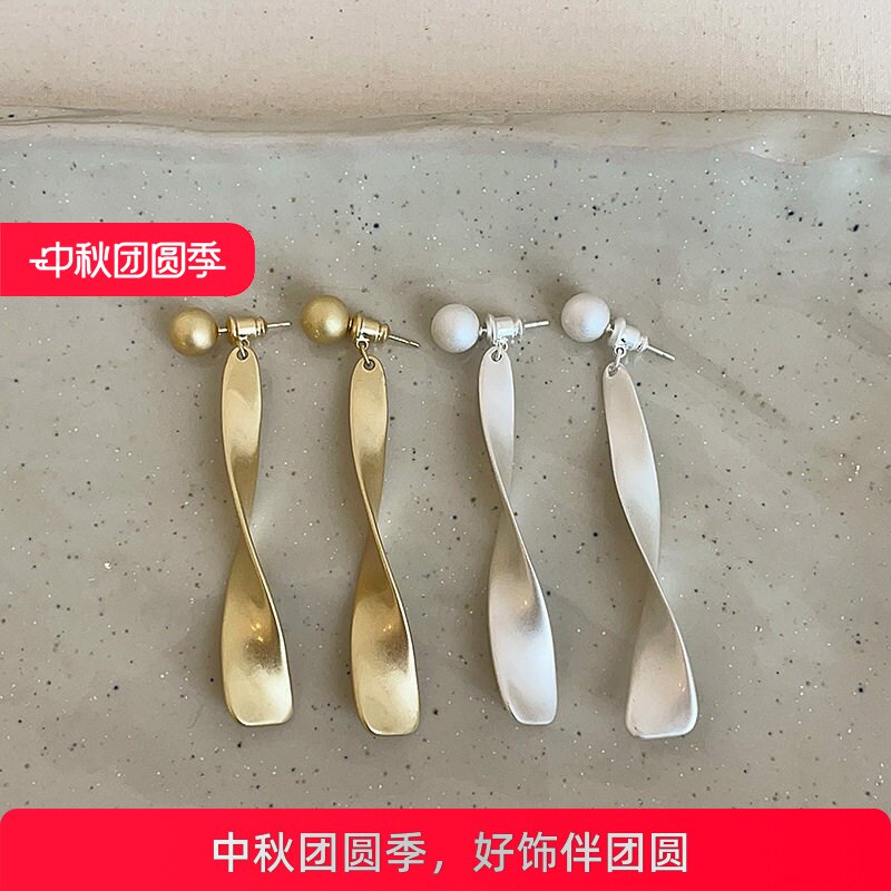 一款两戴波纹丝带哑光金属耳钉女小众独特个性精致百搭耳环耳饰