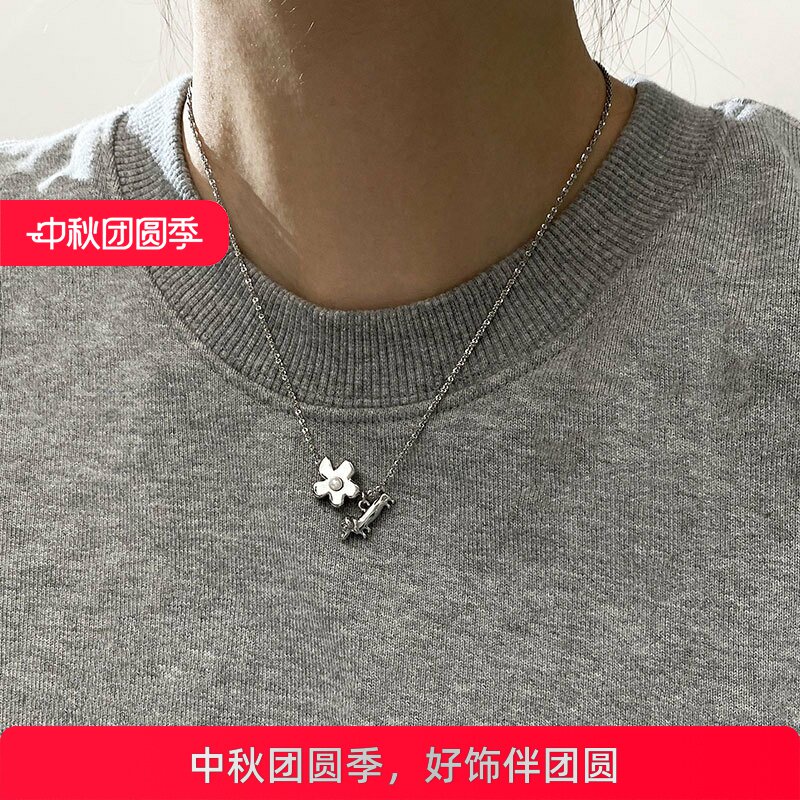 简约萌趣光面腊肠狗花朵吊坠项链女小众设计感个性时尚颈链锁骨链
