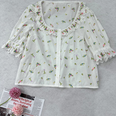 减龄时尚刺绣花边拼接圆领碎花衬衫