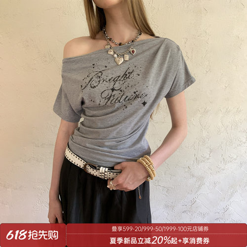 DIDDI MODA 印花露肩宽松百搭时尚字母烫钻捏褶短袖T恤斜肩上衣