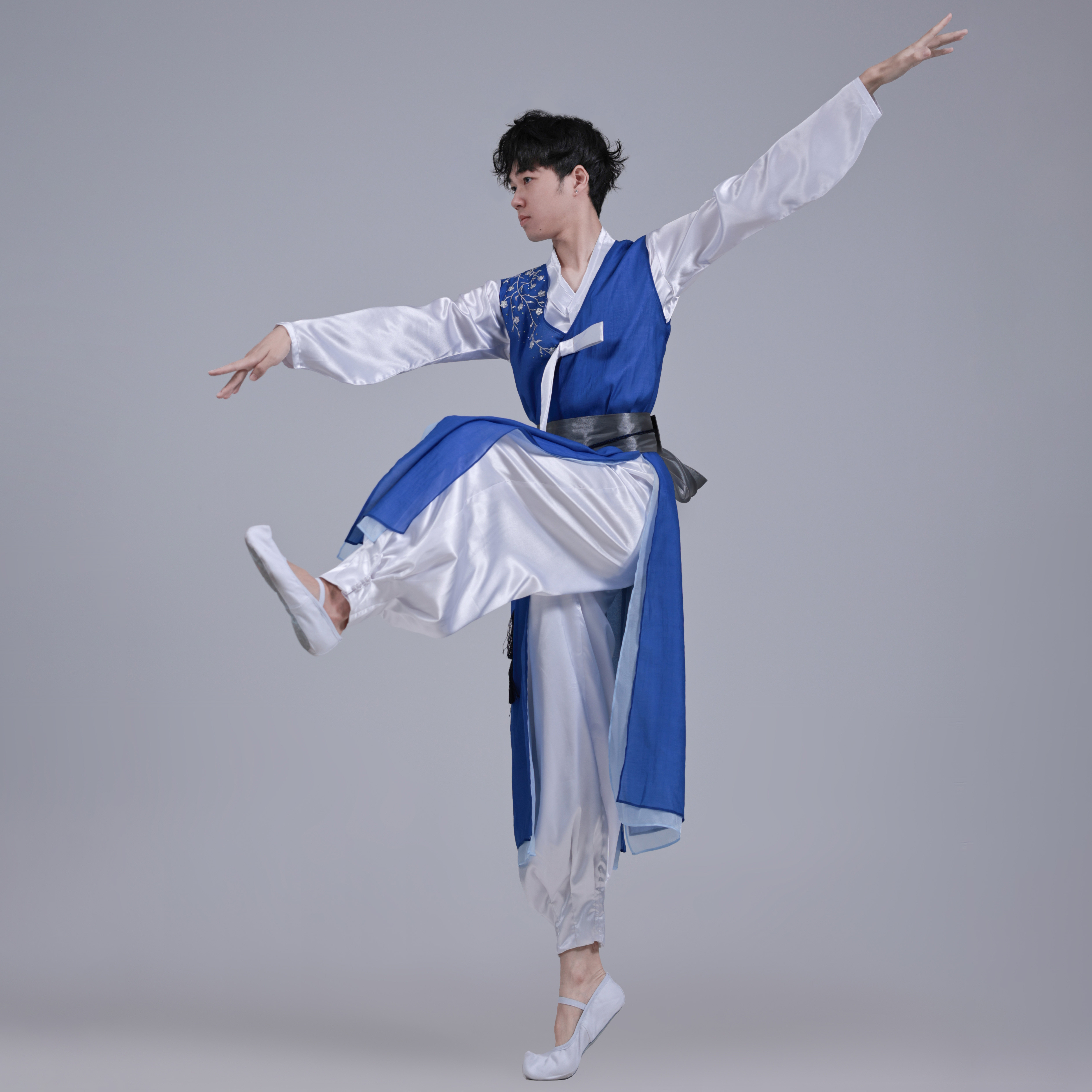 吉林延边朝鲜民族男生民族风舞服图片