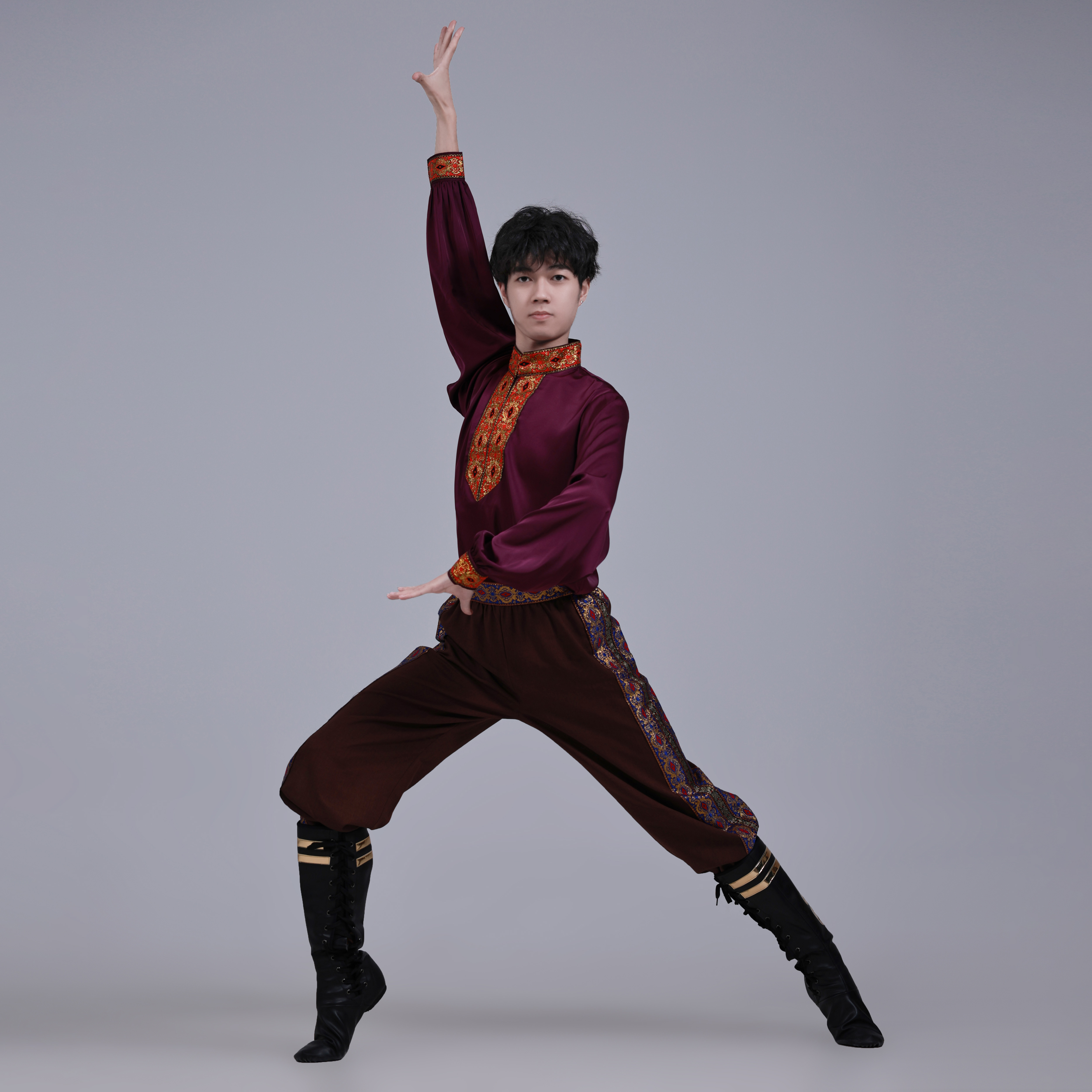 新疆维吾尔族学生男剧目表演服装