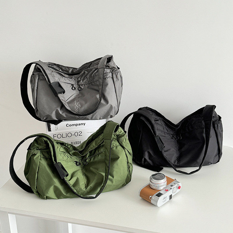 2025新款大容量通勤包休闲单肩尼龙托特包男女防水运动风斜挎包