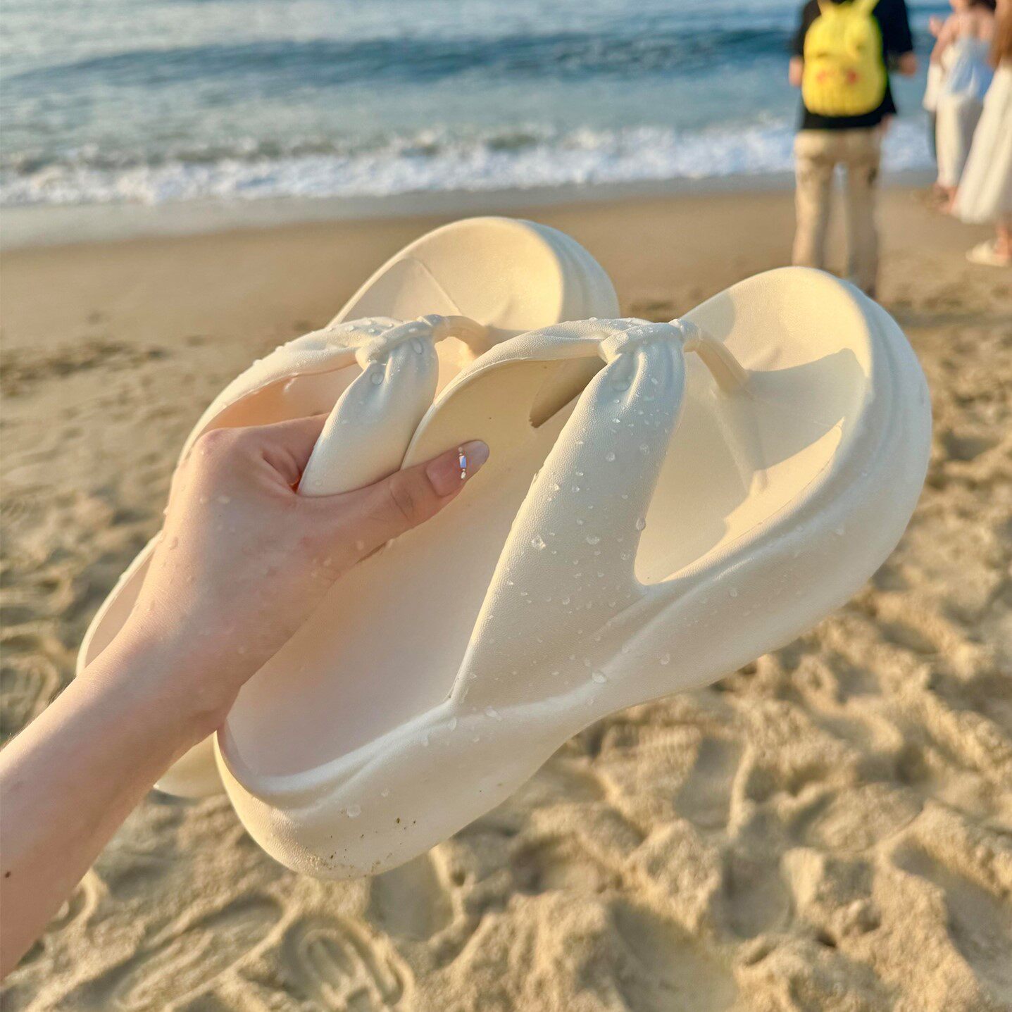 白色厚底人字拖女夏夹脚海边沙滩防滑增高时尚软底凉拖鞋鞋eva防