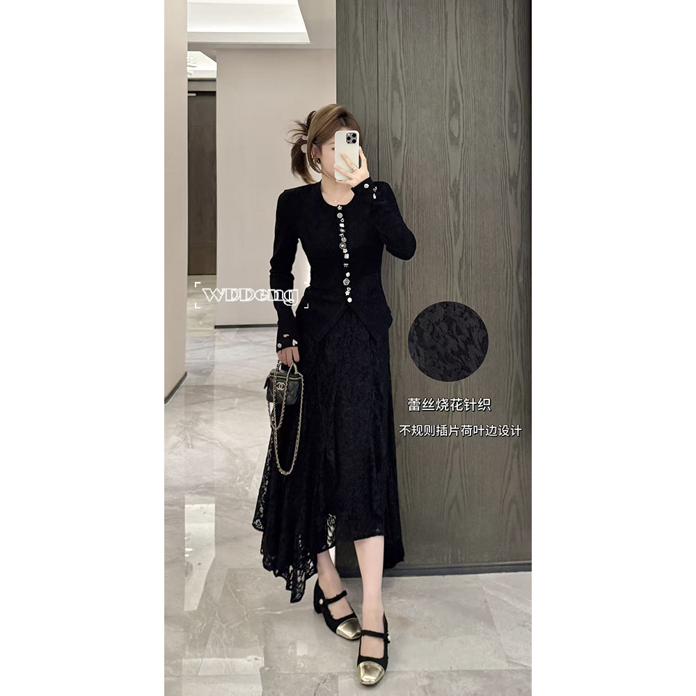 王等等【灵动蕾丝】2025秋冬原创款高弹显瘦加绒半身裙U225G17822