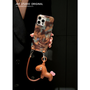 复古晕染棕琥珀适用苹果17promax斜挎手机壳iPhone15小马挂件秋冬16promax高级感14pro手提链17pro保护套16潮