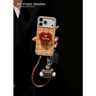 小众ins棕格纹爱心英文适用苹果17promax斜挎手机壳iphone16pro布纹挂件13女14pro链条15pro滴胶17支架保护套
