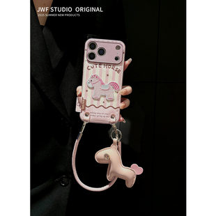 2026新年粉色小马17适用17pro刺绣斜挎手机壳苹果17ProMax秋冬皮质iPhone16pro软14马年16Promax15女保护套13