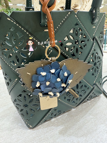 日本购 genten限量款花朵挂件 牛皮 25/6 绣花球 43895-82