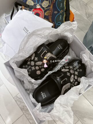 日本代购直邮 TOGA PULLA 古田泰子 包头拖鞋 搭扣 金属装饰