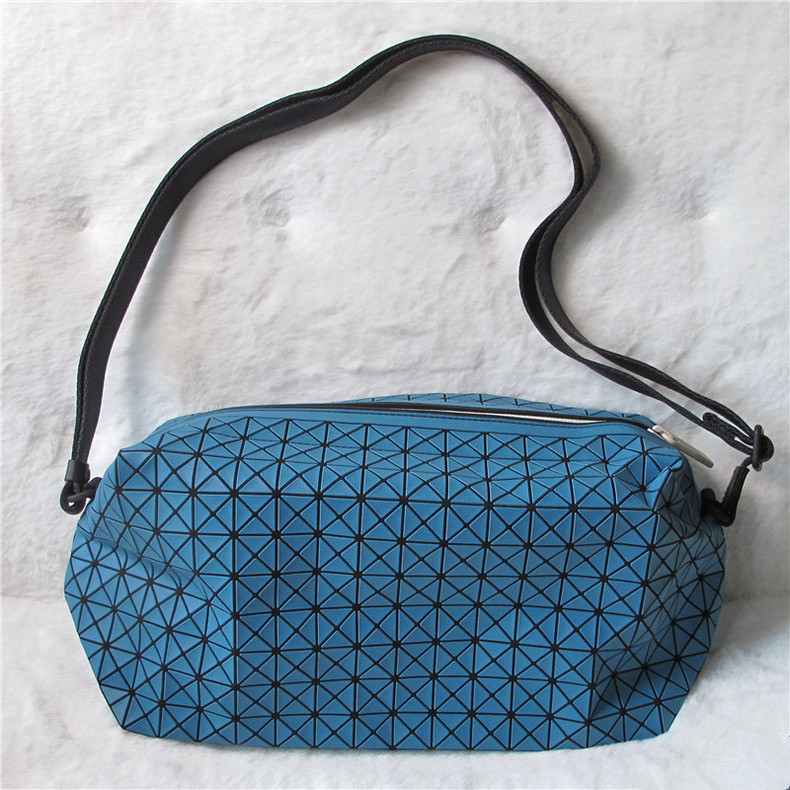 日本issey miyake三宅一生马鞍包斜挎男包 灰蓝色 现货