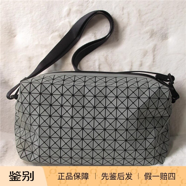 日本ISSEY MIYAKE三宅一生马鞍包斜挎男包 灰绿色 现货