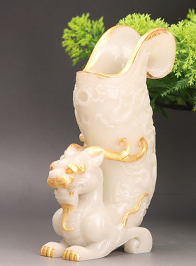 貔貅酒杯摆件洁白玉质搭配金色纹饰提升家居气场的佳品。
