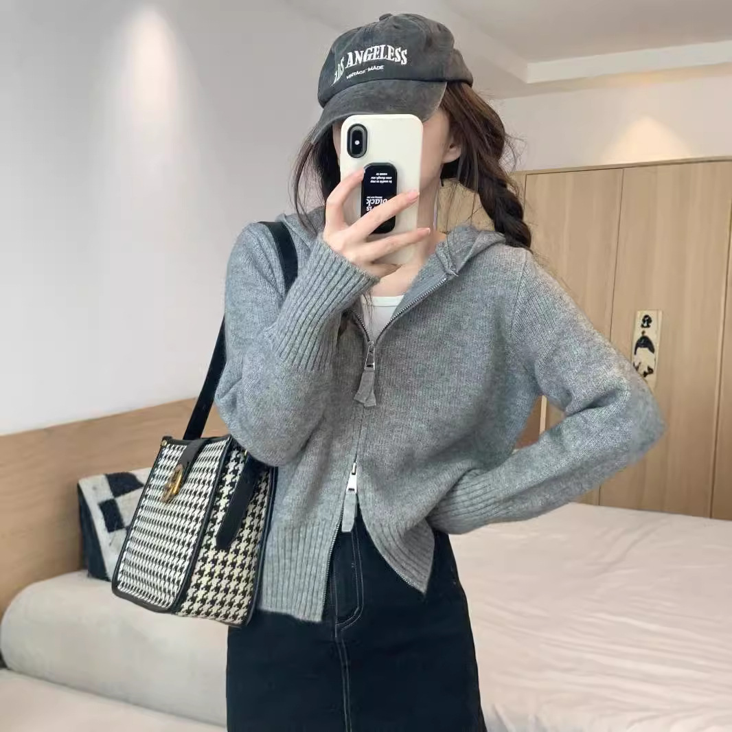 纯欲风灰色拉链正肩连帽针织开衫女秋季短款毛衣上衣小众毛衣外套