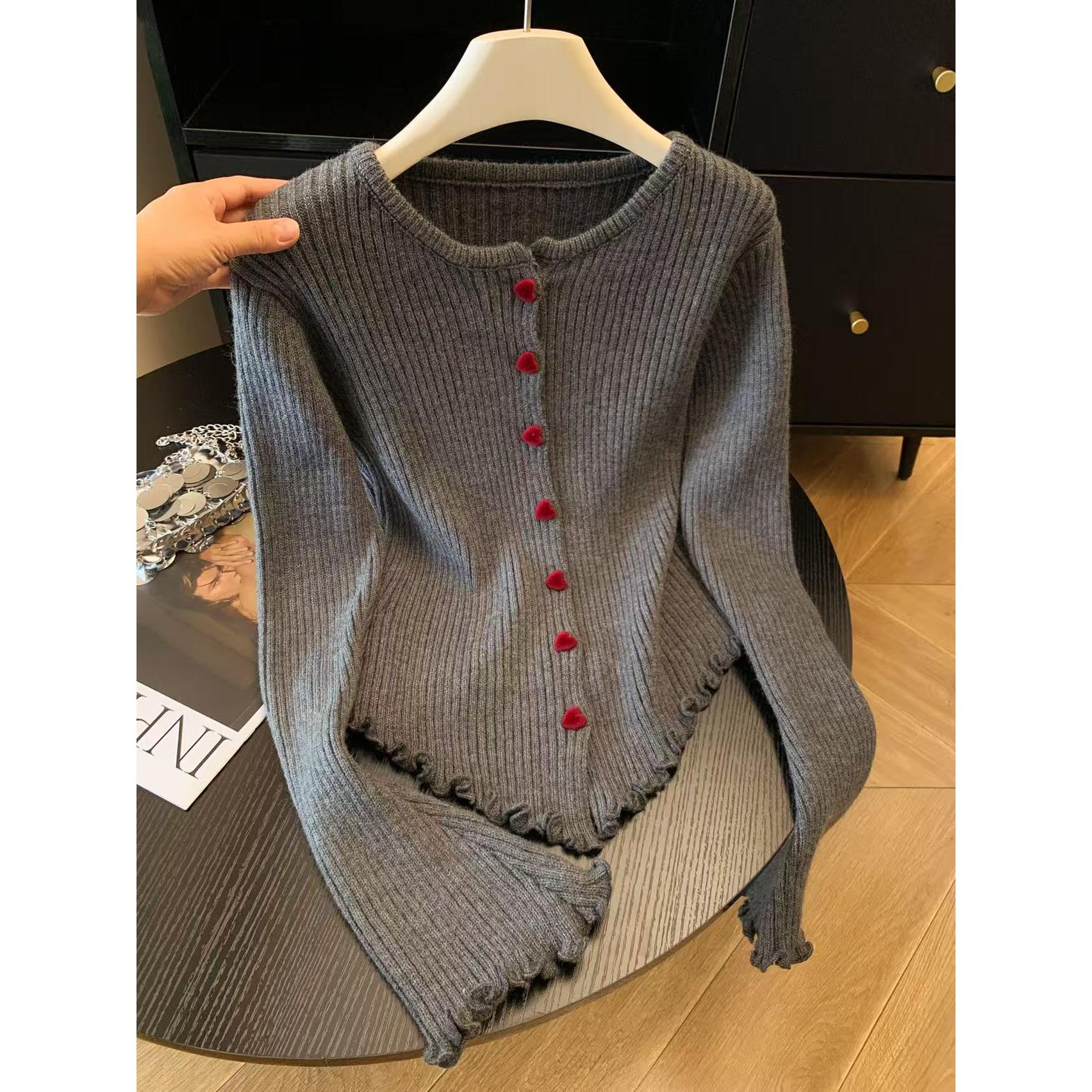法式复古喇叭袖爱心扣毛衣女秋冬季新款显瘦修身针织开衫ins