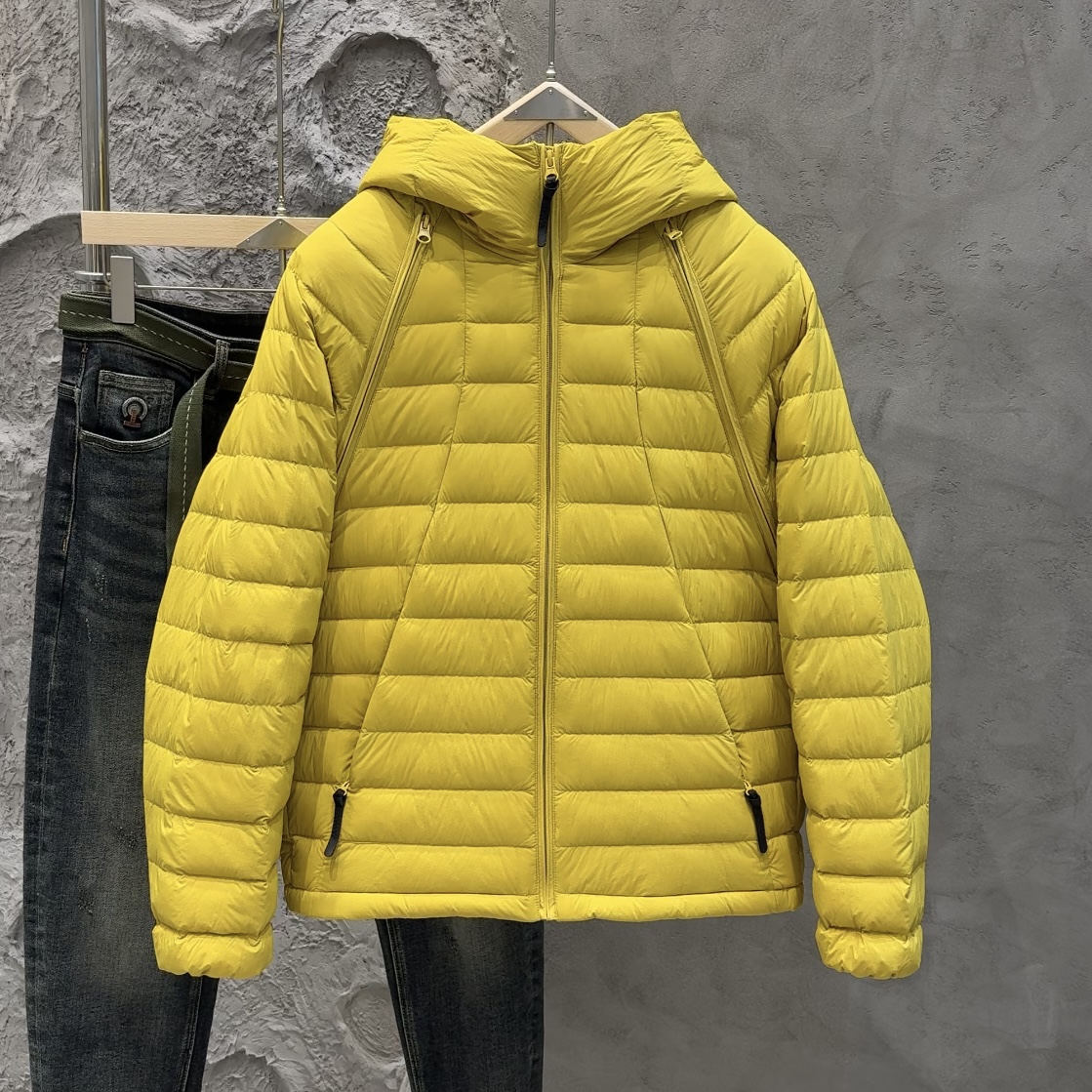 轻盈舒适排骨连帽羽绒服