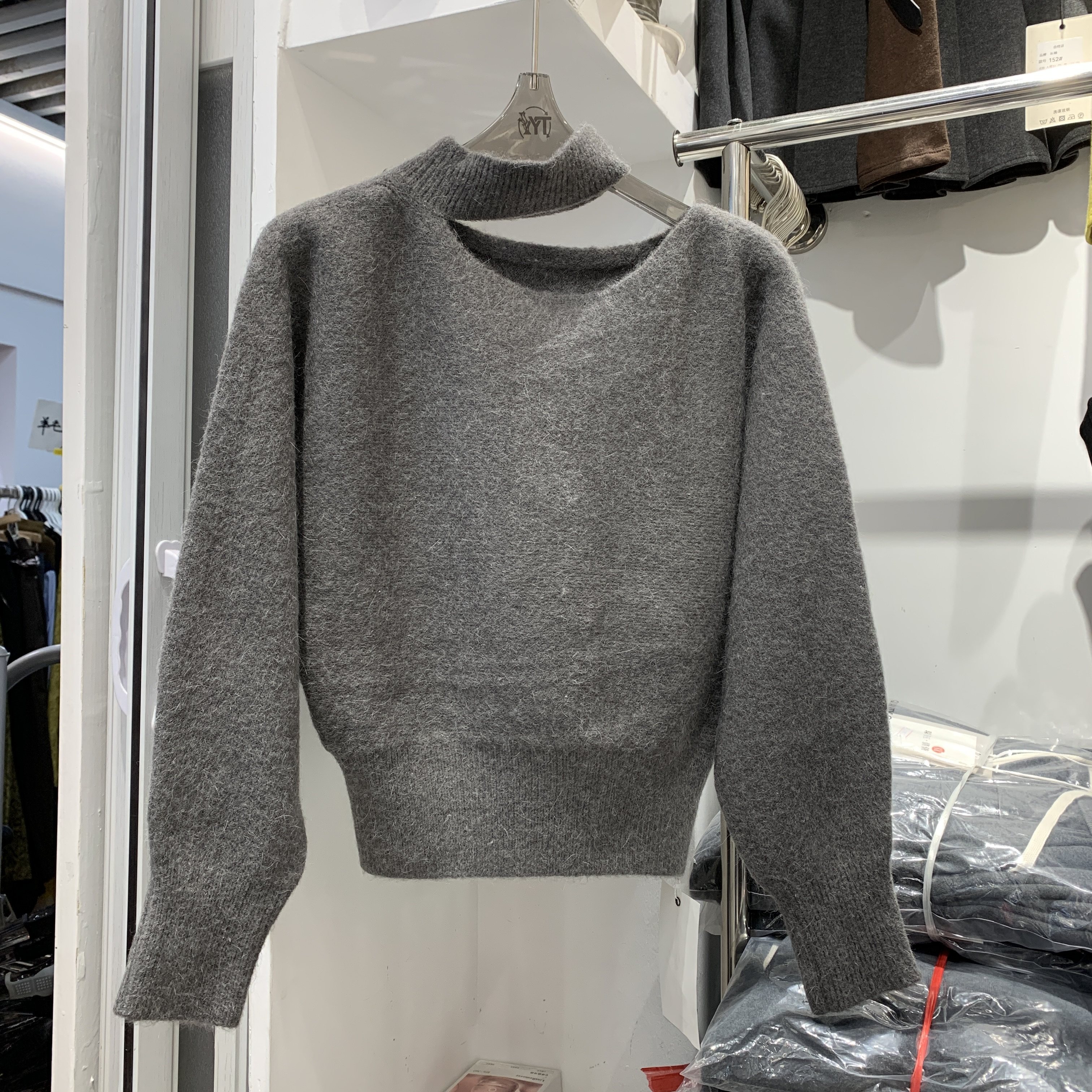 高姿态韩系挂脖斜领露肩兔毛针织衫女秋冬加厚软糯短款收腰毛衣女