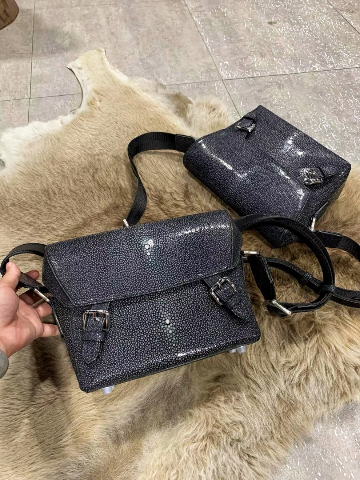 28cm满天星珍珠鱼皮邮差包男士高端商务单肩包斜挎包手作高奢男包,箱包皮具/热销女包/男包,男士包袋,淘宝优惠券,粉丝福利购,淘宝优惠卷