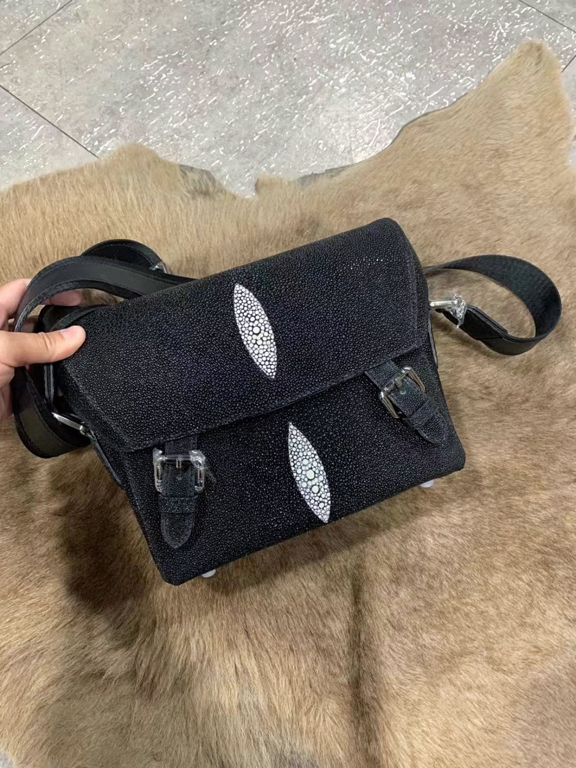 28cm恶魔之眼珍珠鱼皮邮差包男士高奢商务单肩斜挎包手作高端男包,箱包皮具/热销女包/男包,男士包袋,淘宝优惠券,粉丝福利购,淘宝优惠卷