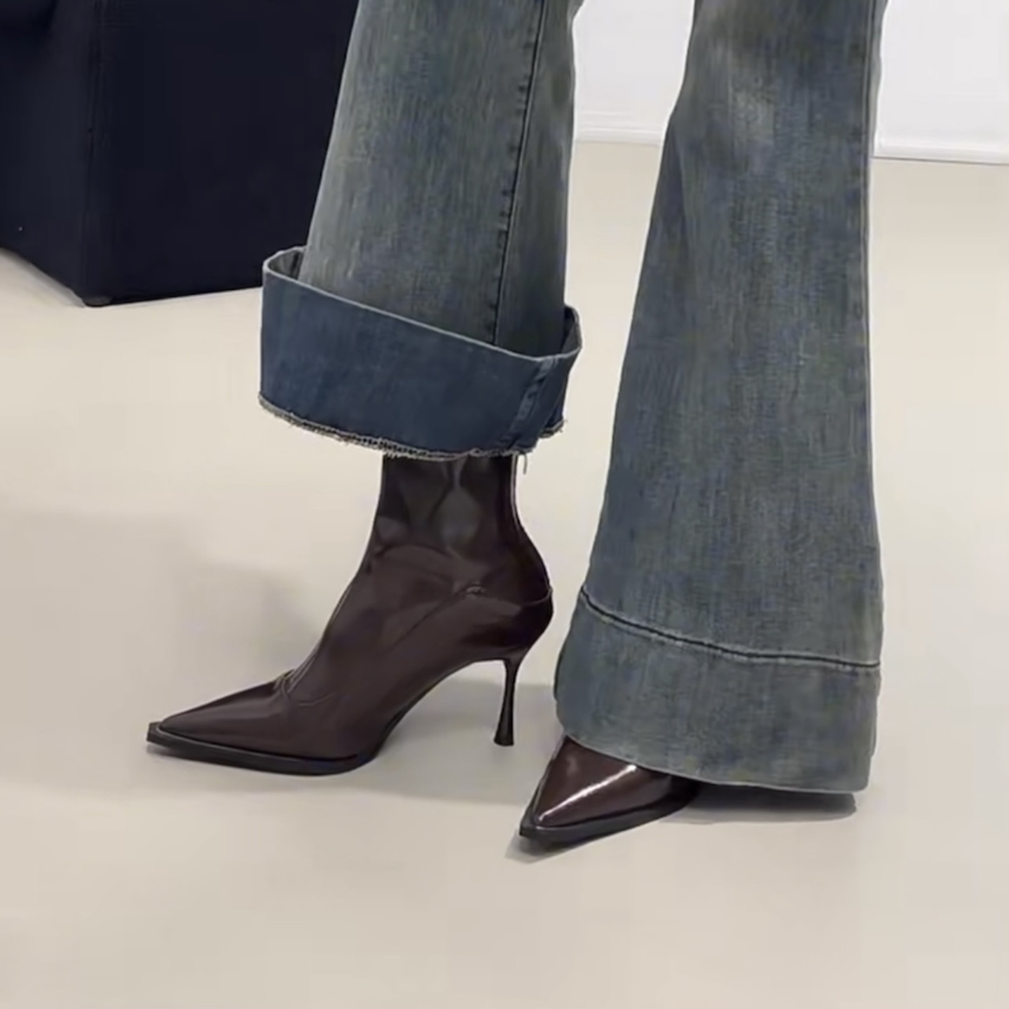 高跟尖头短靴女后拉链漆皮马丁靴