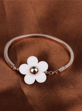 日韩版简约百搭彩金手镯闺蜜女款法式名媛气质雏菊花朵金色镯子