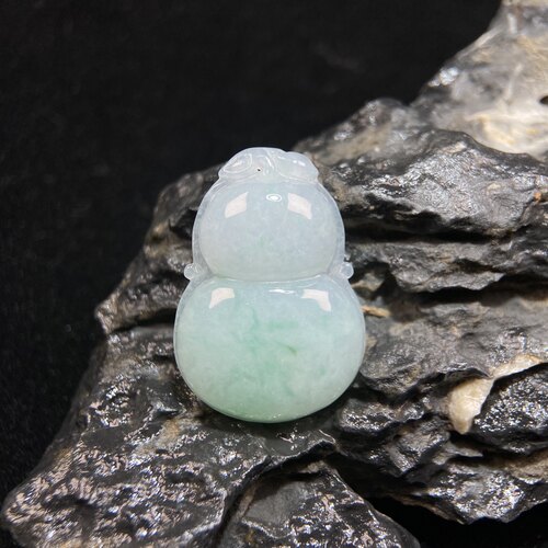 天然翡翠A货葫芦吊坠，尺寸30.5*21.2*5.7mm