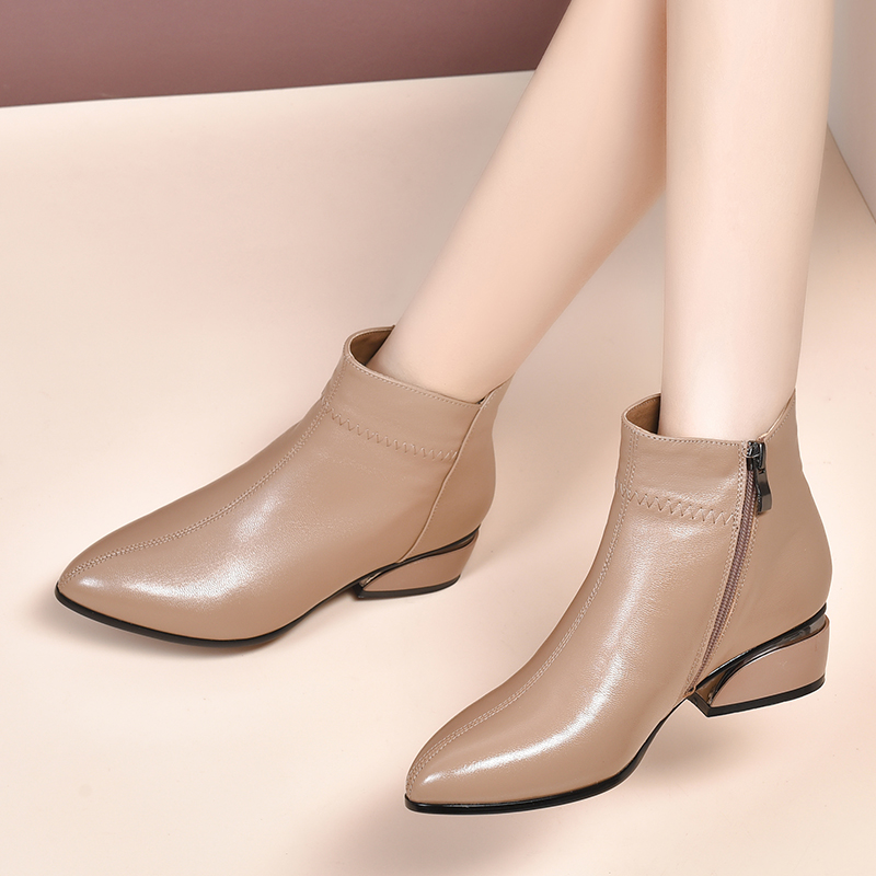 真皮尖头低跟短靴女秋冬