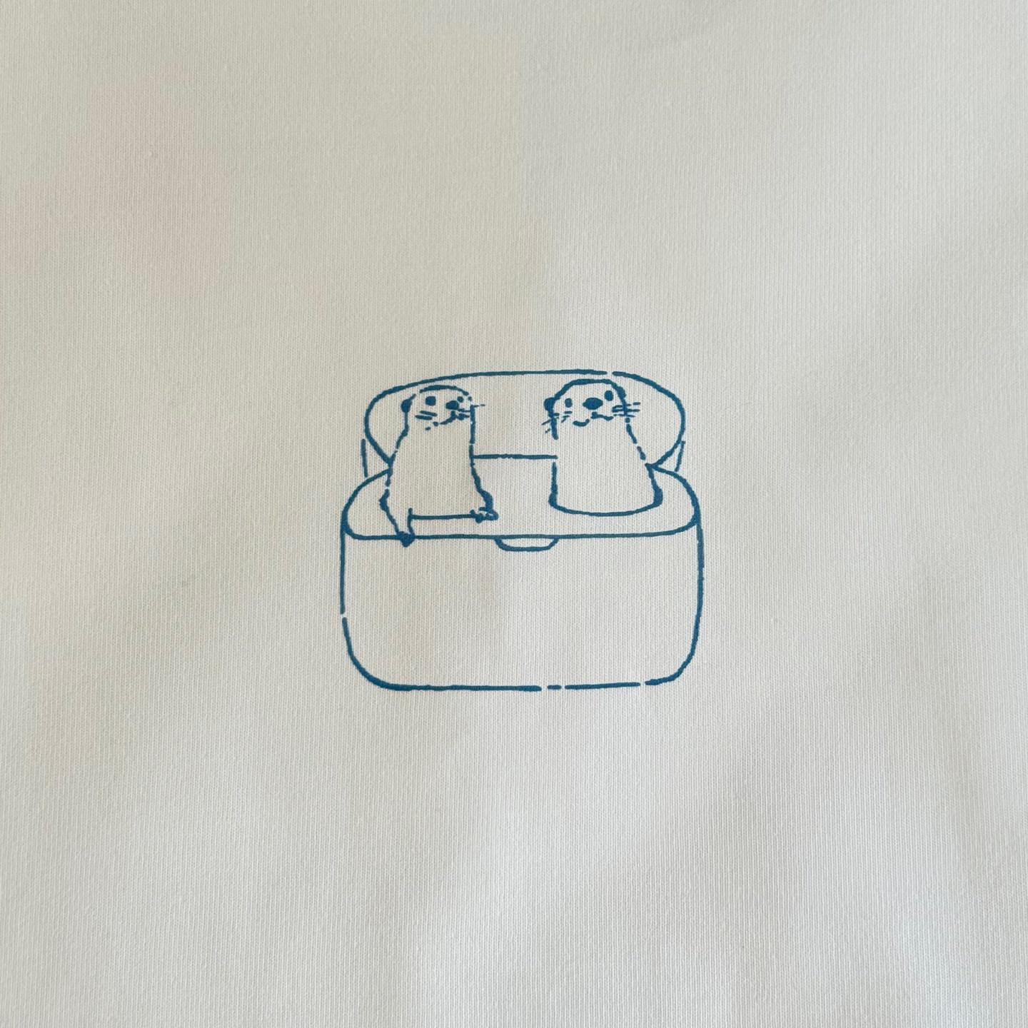耳机里藏了两只小水獭 插画师合作款｜250克纯棉T恤在宇间工作室