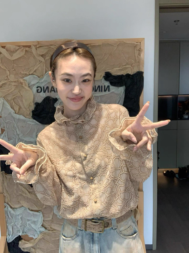 欧洲站2025冬季V+.COM新款设计师款复古花边衬衫气质提花小众上衣