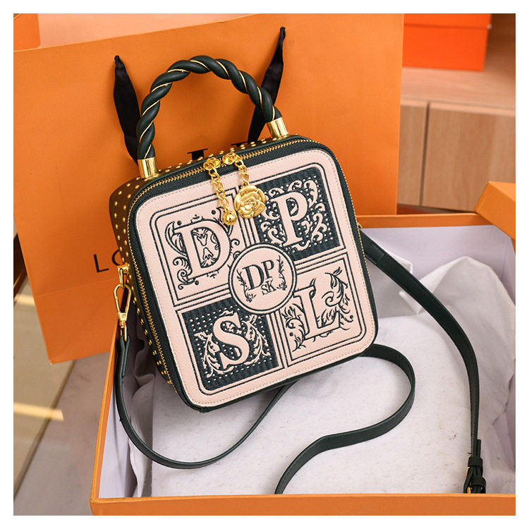 2025春季新款直播好款小众设计刺绣复古风字母手提单肩斜挎女包包