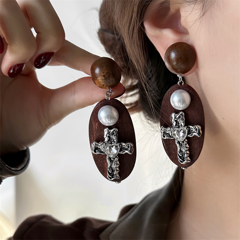 复古棕色木质圆牌爱心十字架珍珠耳钉女小众设计感时尚百搭耳饰