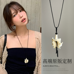 25韩代博主同款白色立体花朵吊坠项链女串珠流苏毛衣链小众