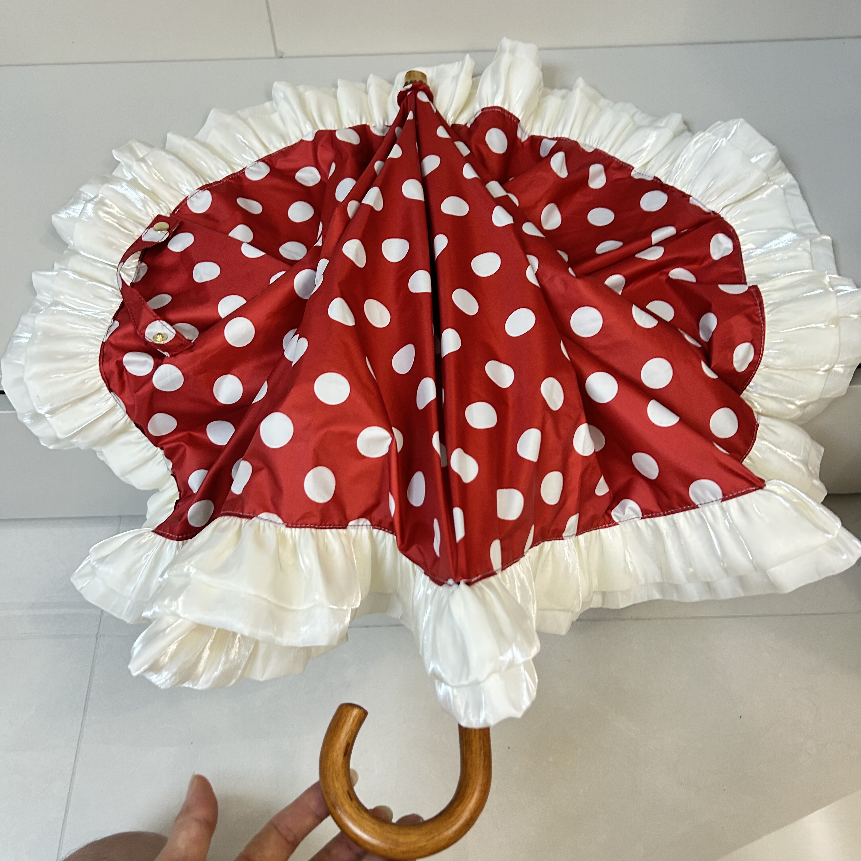 日系甜美红色波点蕾丝边二折伞防紫外线晴雨两用女神木柄黑胶防晒
