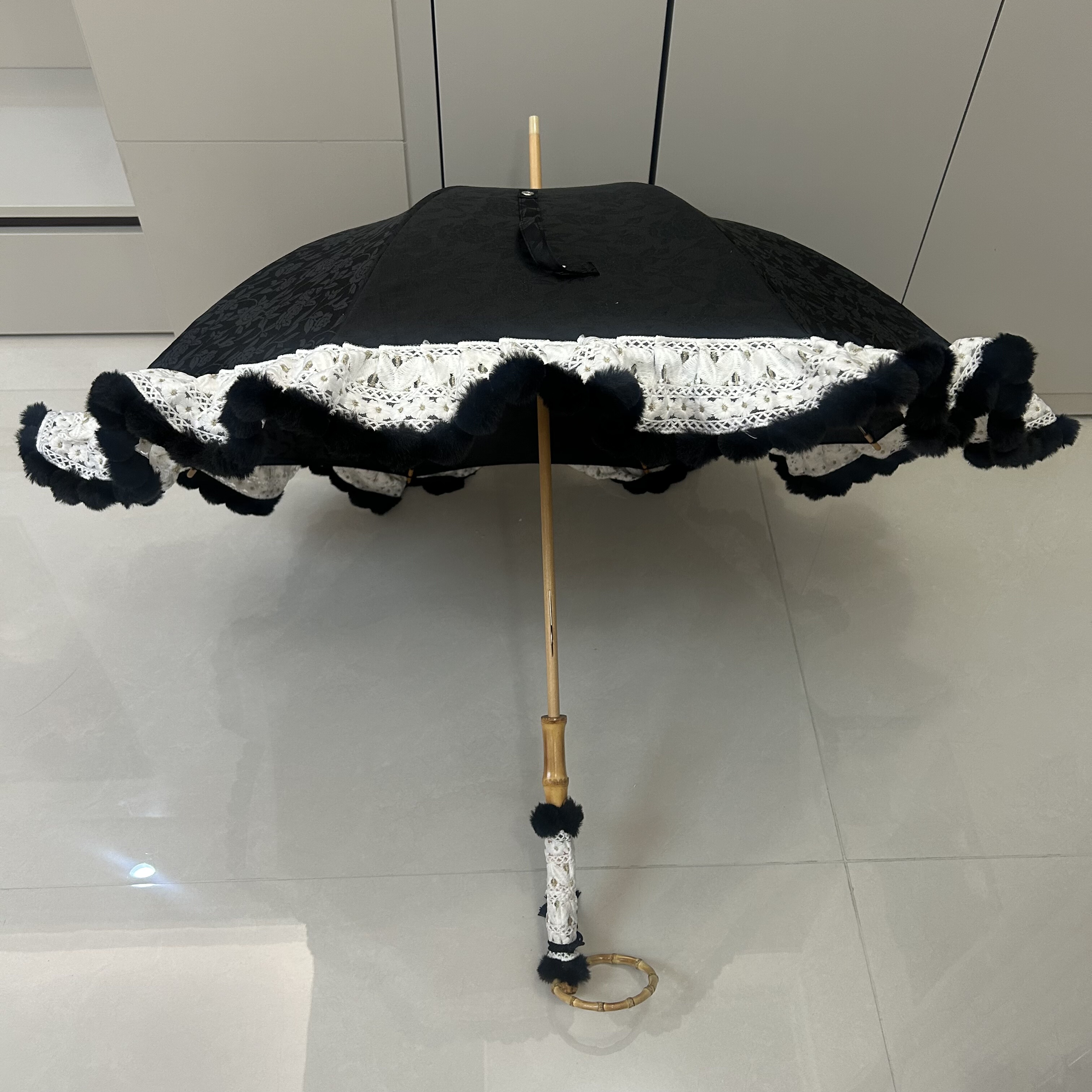 日系高颜值复古长柄伞黑色棉布球球蕾丝花边遮阳伞紫外线圆环竹柄