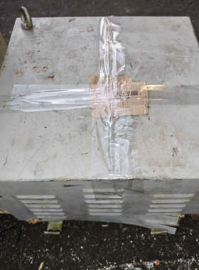 设备配套来的两个变压器，牛王好货，一个BACHLI另一个